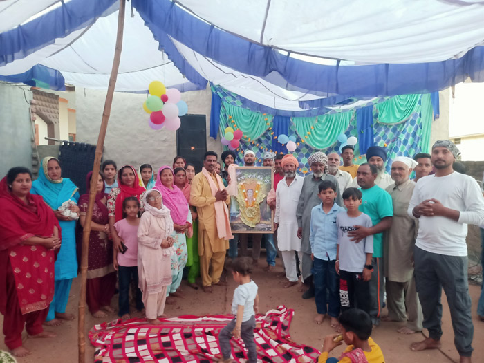 the chocki of Sai Lok Baba Ji and Baba Balak Nath Ji was installed by Rajinder Raju Garhshankar Ad Party with great devotion.
